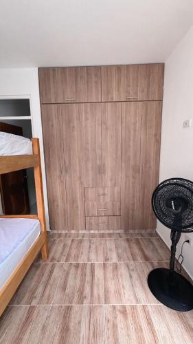 a room with a bed and a table in it at Extraordinaria Casa Quinta privada - Ricaurte Cundinamarca in Ricaurte