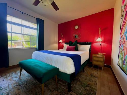 ein Schlafzimmer mit einem großen Bett mit einer roten Wand in der Unterkunft Fun Getaway: Hot Tub, Tiki Bar, Arcade Room in Hollywood
