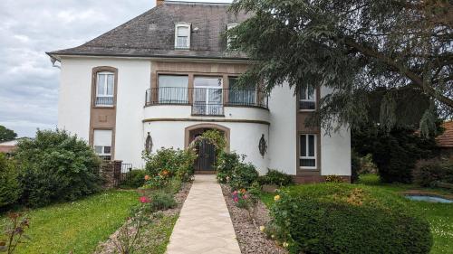 VILLA 50 personnes avec piscine et terrain de tennis et Basket