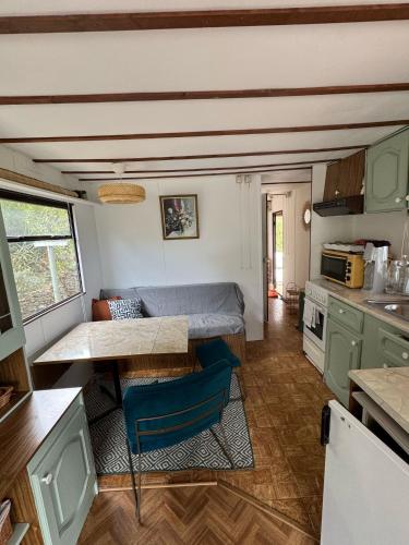 - une cuisine avec une table et un canapé dans une chambre dans l'établissement Mobilhomes avec piscine privée dans le Var, au Muy