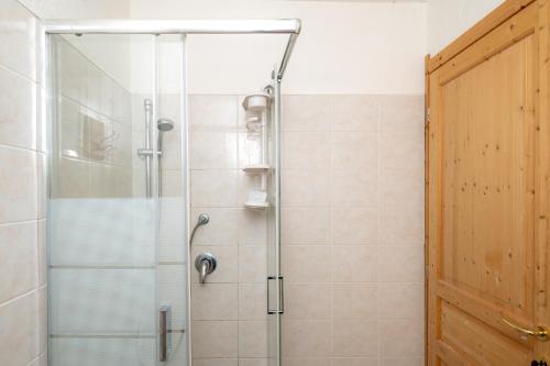 a shower with a glass door in a bathroom at Casa Vacanze - Sunset in Castelsardo