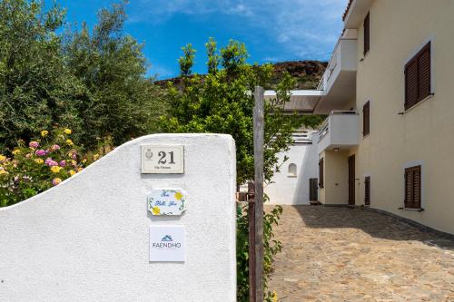 a wall with a speed limit sign next to a house at Casa Vacanze - Sunset in Castelsardo