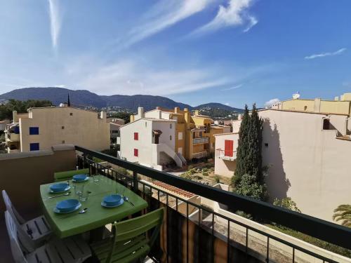 une table sur un balcon avec vue sur une ville dans l'établissement City Studio, à Cavalaire-sur-Mer