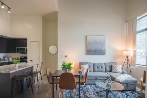 Η κουζίνα ή μικρή κουζίνα στο Cozy 2BD - Central DT - Gym, Pool, Parking - Sleep 8