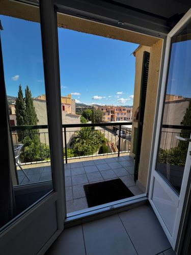- un balcon avec vue dans l'établissement City Studio, à Cavalaire-sur-Mer