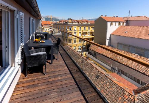 Balkón nebo terasa v ubytování 1BDR Apartment with Balcony at Prime Location