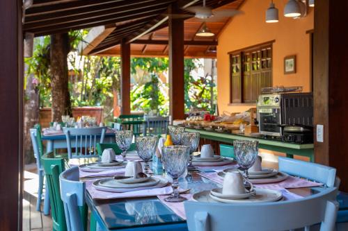 Un restaurante o sitio para comer en Pousada Quarto Crescente