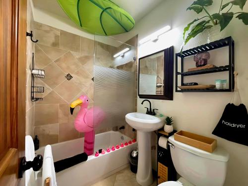 ein Badezimmer mit einem rosa Flamingo in der Dusche in der Unterkunft Fun Getaway: Hot Tub, Tiki Bar, Arcade Room in Hollywood