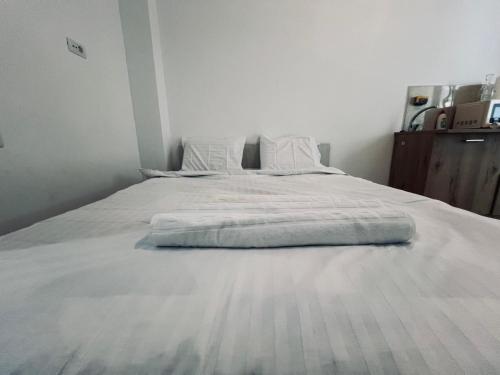 Ένα ή περισσότερα κρεβάτια σε δωμάτιο στο Studio Mirage Sunset Mamaia