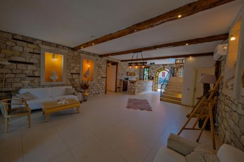 a living room with a white couch and a brick wall at MorAnka Alaçatı in Alacati
