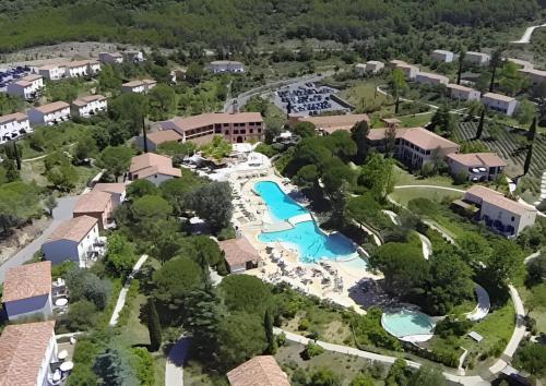 - une vue aérienne sur le complexe avec une piscine dans l'établissement Duplex dans Village Vacances 6 personnes - Ardèche, à Grospierres