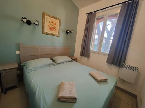 - une petite chambre avec un lit et une fenêtre dans l'établissement Duplex dans Village Vacances 6 personnes - Ardèche, à Grospierres