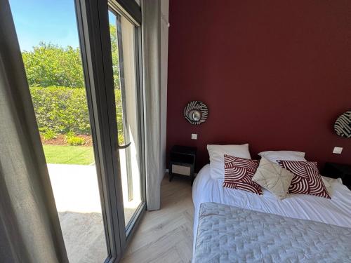 En eller flere senge i et værelse på Cosy cottage by Alice Cézanne