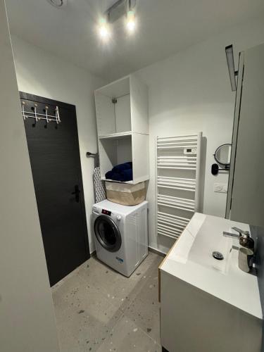 une cuisine avec un lave-linge et un lave-linge dans l'établissement Cosy cottage by Alice Cézanne, à Bouc-Bel-Air