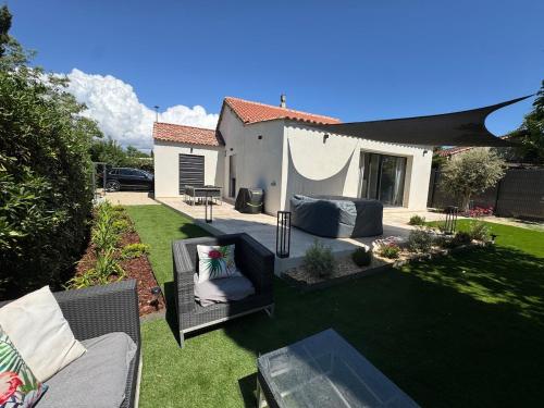 Cosy cottage by Alice Cézanne