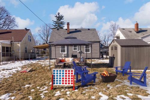 een achtertuin met een tafel en stoelen en een parasol bij Game Room Retreat with Firepit and Gym, Sleeps 12 in Indianapolis