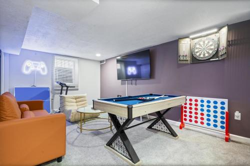 een woonkamer met een tafeltennistafel in het midden bij Game Room Retreat with Firepit and Gym, Sleeps 12 in Indianapolis