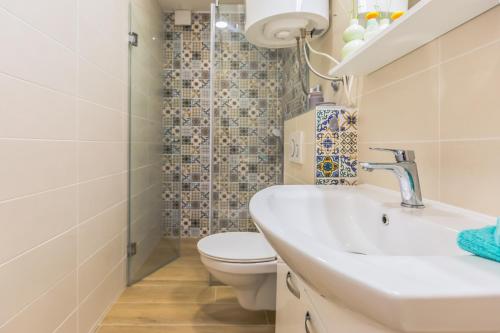 une salle de bains avec lavabo et toilettes dans l'établissement Sole Mio, à Celina