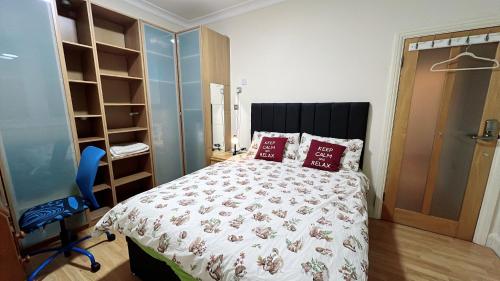 Ένα ή περισσότερα κρεβάτια σε δωμάτιο στο Central London Apartment for family upto 5