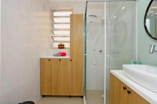 ein Badezimmer mit Dusche und Waschbecken in der Unterkunft A 900 m da Redenção wi-fi 170 Mbps estilo e conforto na Cidade Baixa in Porto Alegre