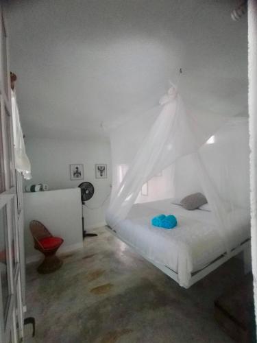 Casa con alberca y acceso directo a la playaにあるベッド