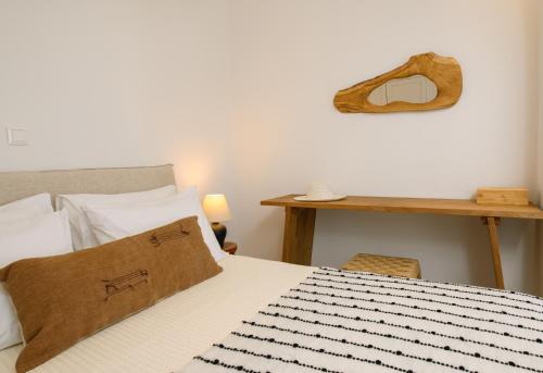 Una cama o camas en una habitación de Amorgiani Gi