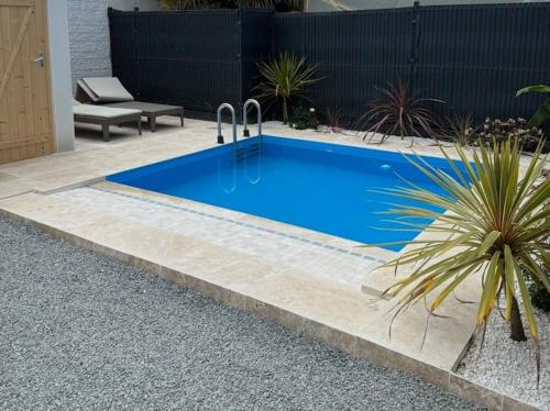 une grande piscine bleue dans une cour dans l'établissement Maison de vacance pour 6 personnes, à Saint-Agnant