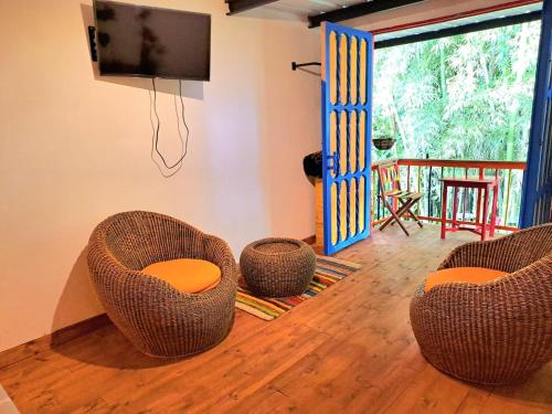 TV a/nebo společenská místnost v ubytování Hotel Marrokos Aeropuerto José María Córdova