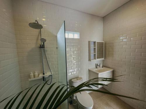 Un baño blanco con inodoro y lavabo. en 1BR Studio Villa Polly with Private Pool, en Buduk
