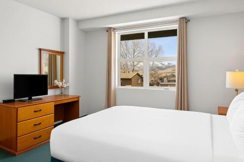 Μια τηλεόραση ή/και κέντρο ψυχαγωγίας στο Cozy Hideaway with MTN Views Near DT Canmore and Banff