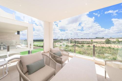 Classy Golf Retreat - WOW-views - small dogs welcome - by Oyoostays