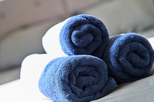 une pile de serviettes bleues assises sur une table dans l'établissement L'Infini Choletais - Netflix et Climatisation, à Cholet