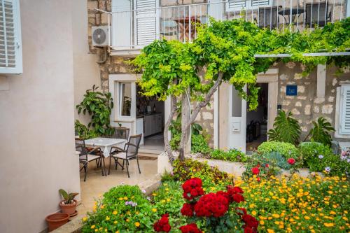 Apartment Jelena with terrace and balcony