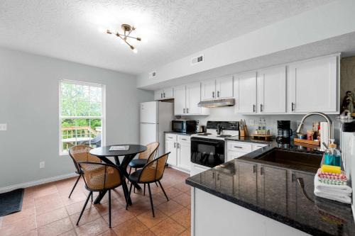 Kuchyň nebo kuchyňský kout v ubytování 2 BR 1 & half Bath Retreat, Sleeps 7, only 3 Miles to Ark!