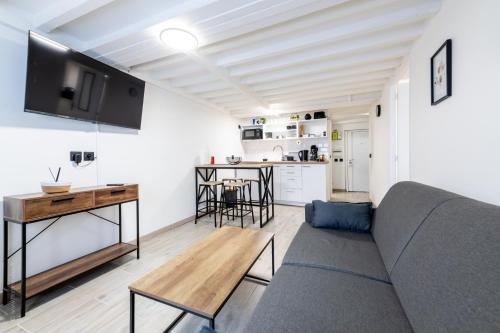 un salon avec un canapé et une table dans l'établissement Magnifique Flat le Belleville - Lumineux - 4 personnes - Proche Metro, à Paris
