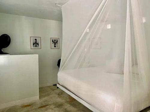 Casa con alberca y acceso directo a la playaにあるベッド