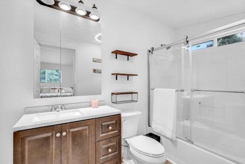 une salle de bains avec toilettes, lavabo et douche dans l'établissement Scape to the Ranch - Relax, Work or Explore, à Castro Valley