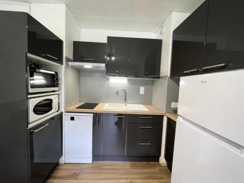 O bucătărie sau chicinetă la Résidence Pre De Guignan - APPARTEMENT 4 PERSONNES RESIDENCE PRE DE GUIGNAN MAE-8583