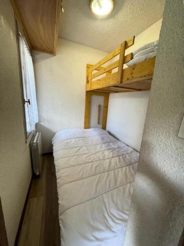Cette petite chambre comprend 2 lits et des lits superposés. dans l'établissement Résidence Pre De Guignan - APPARTEMENT 4 PERSONNES RESIDENCE PRE DE GUIGNAN MAE-8583, à Vielle-Aure