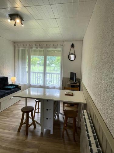 une salle à manger avec une table et quelques chaises dans l'établissement Résidence Pre De Guignan - APPARTEMENT 4 PERSONNES RESIDENCE PRE DE GUIGNAN MAE-8583, à Vielle-Aure