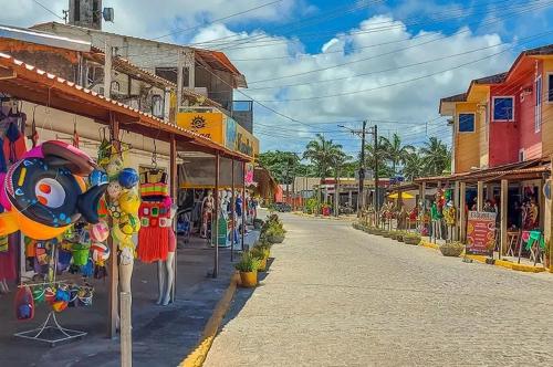una calle vacía en un pueblo con tiendas en Iloa 02 quartos, Barra de São Miguel, en Barra de São Miguel
