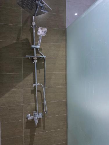 a shower with a shower head in a bathroom at استديو دخول ذاتي konya 3 in Jeddah
