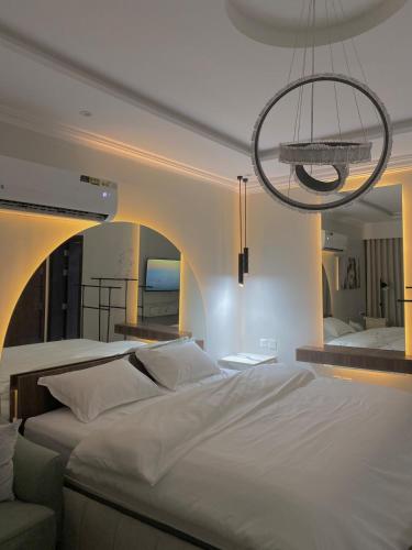 a bedroom with a large bed and a chandelier at استديو دخول ذاتي konya 3 in Jeddah