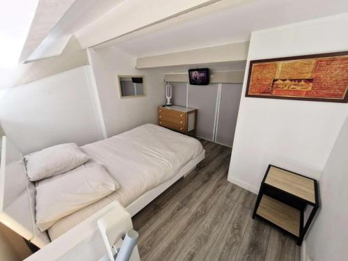 une petite chambre avec un lit et une table dans l'établissement Résidence Les Arcades - 2 Pièces mezzanine 6 couchages PORT LEUCATE MAE-8483, à Leucate