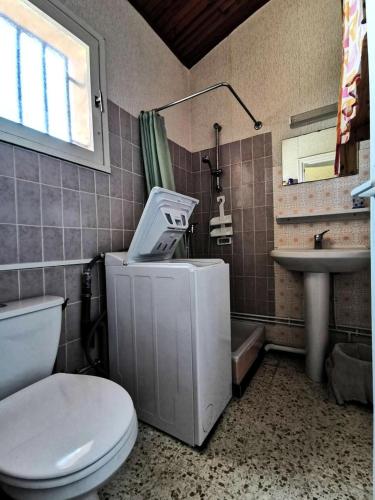 une salle de bain avec toilettes et lavabo dans l'établissement Résidence Les Arcades 2 - STUDIO MEZZANINE 4 PERSONNES 4 couchages LE BARCARÈS. Réf: 9ARC2_136 MAE-8493, au Barcarès