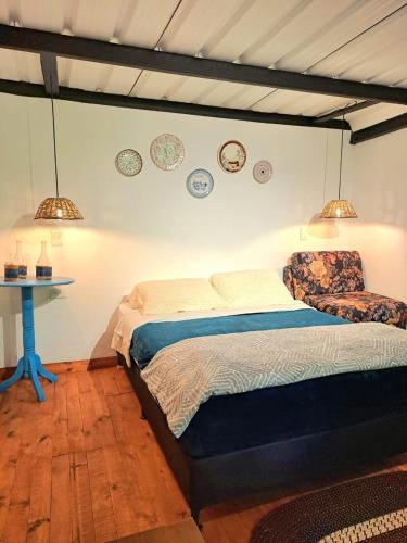 a bedroom with a bed and a table and plates on the wall at Hotel Marrokos Aeropuerto José María Córdova in Rionegro