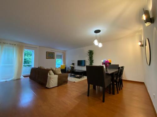 a living room with a table and a couch at Guesthouse di Colombo in Lisbon