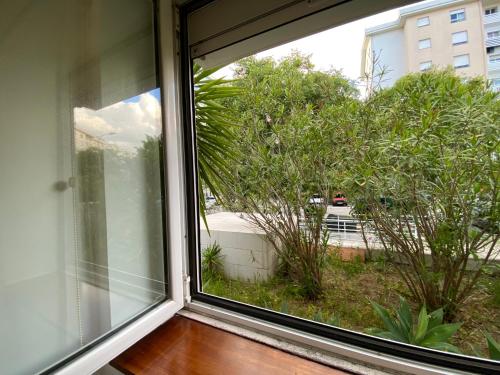 an open window with a view of a yard at Guesthouse di Colombo in Lisbon