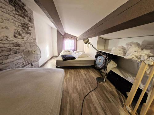 une chambre avec deux lits superposés et une lampe dans l'établissement Résidence La Pecherie 1 - VILLA T1 MEZZ 4 couchages LE BARCARES MAE-8473, au Barcarès