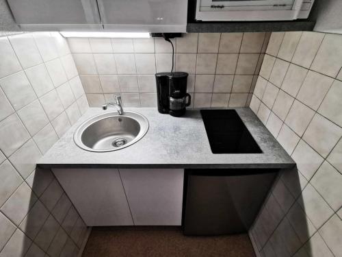 - un comptoir de salle de bains avec lavabo et poubelle dans l'établissement Résidence Le Lamparo - Appartement T2 4 couchages à Port Leucate. Réf: 4LAM_49B MAE-8503, à Leucate